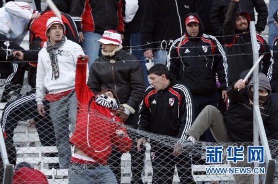  尼斯主场球迷冲突导致比赛中断半小时  